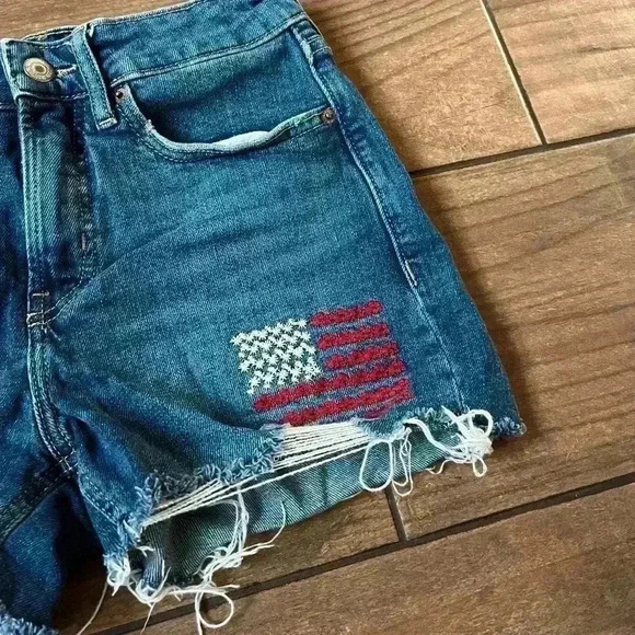 Old Navy Og Straight flag embroided shorts size 0 - Picture 2 of 4